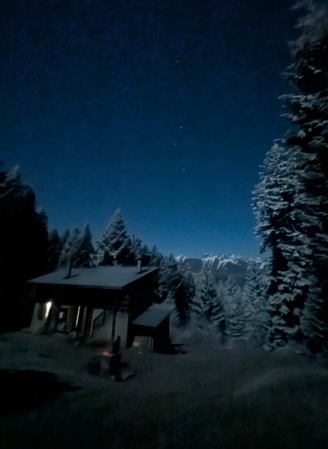 La cabane perdue sous un ciel étoilé, la nuit du réveillon
