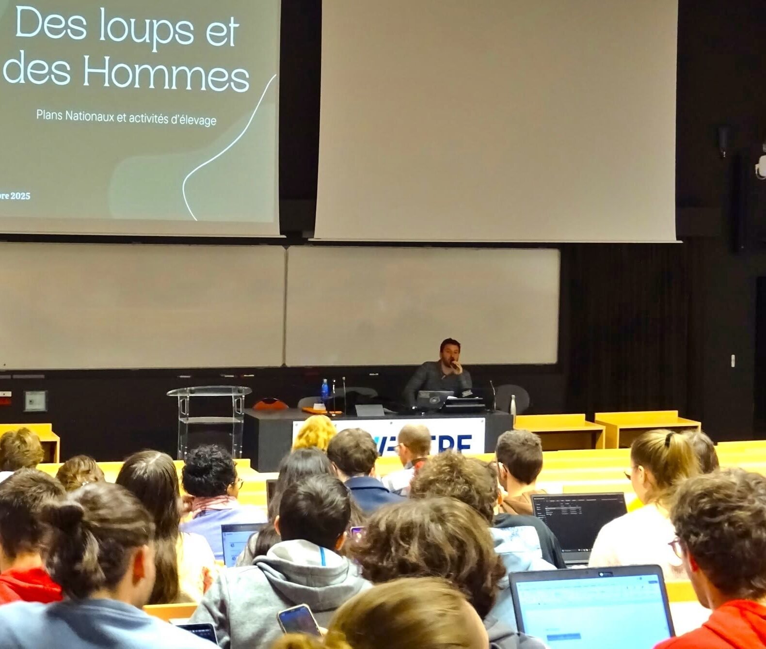 Clément, guide, lors d'une conférence « Des loups et des Hommes »