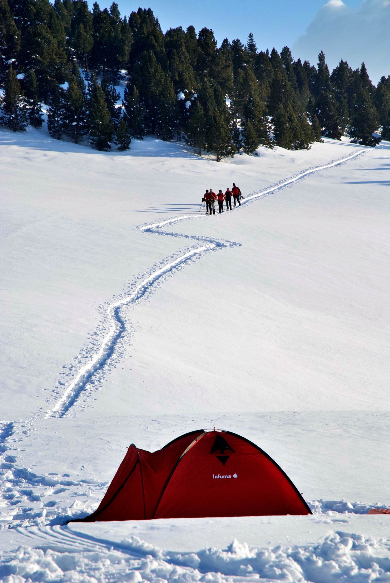 Tente et trace de raquettes dans la neige