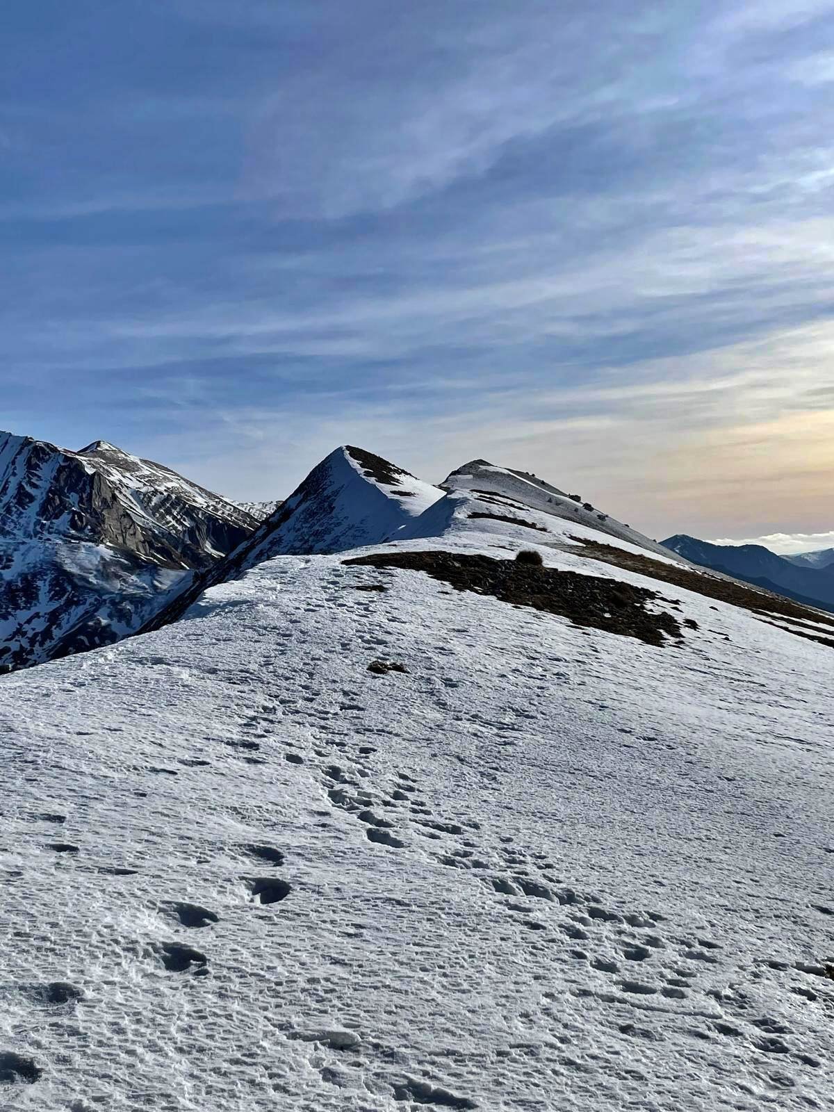 Traces de pas sur une crête enneigée
