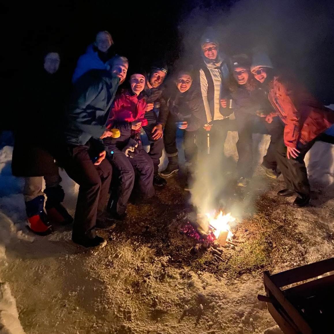 Veillée autour du feu de camp
