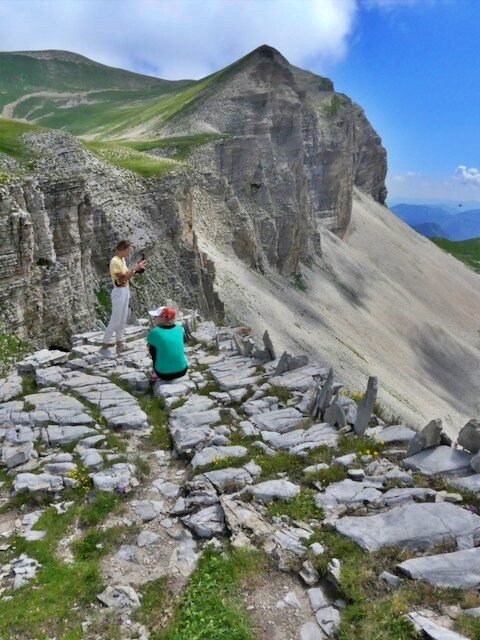 Randonneurs sur les dalles calcaires de la crête, Tour de l'Obiou