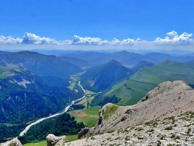 Vallée et rivière vues depuis la crête