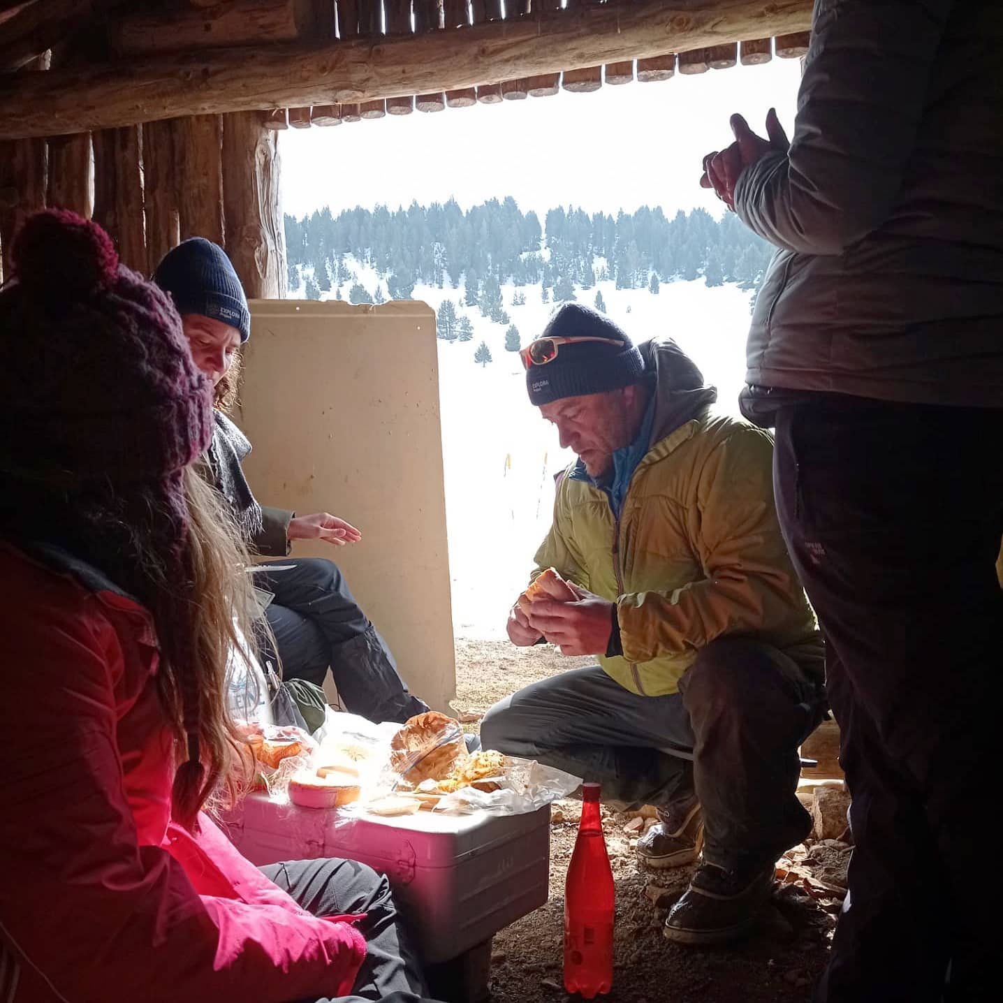 Pause repas dans un refuge d'altitude